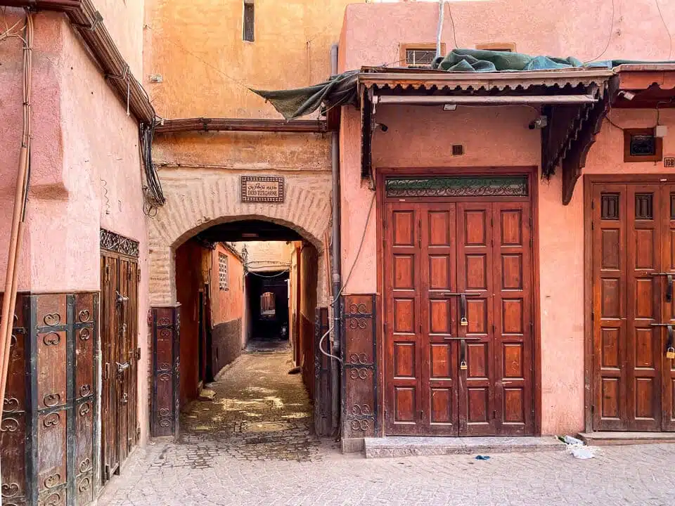 Entrée du Derb Tizougarine au Riad Selouane pendant la nuit.