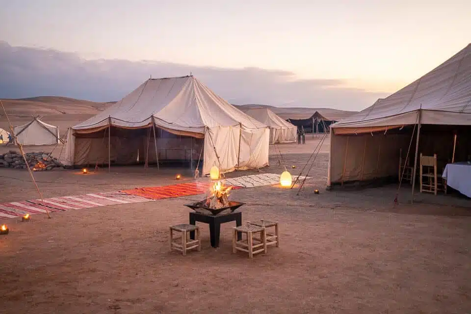 Feu de camp dans un campement de luxe dans le désert de pierre d'Agafay, près de Marrakech.