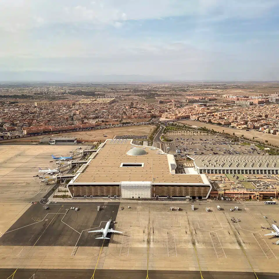 Arrivée à Marrakech : Aéroport de Marrakech-Menara, l'un des plus beaux bâtiments modernes d'aéroport au monde.