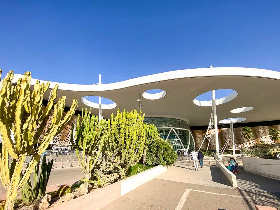 Arrivée à Marrakech : Aéroport de Marrakech-Menara, l'un des plus beaux aéroports du monde.