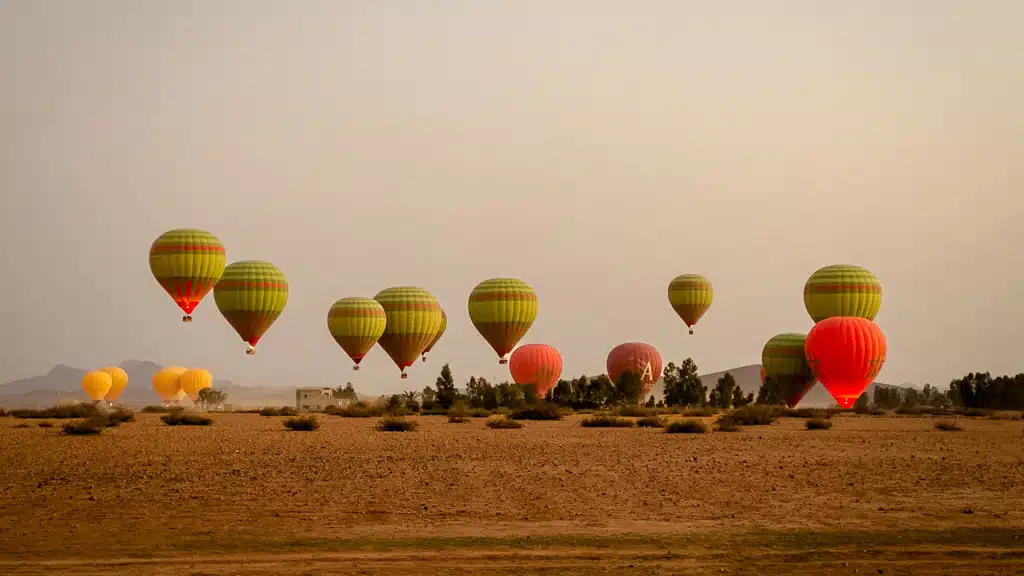 Bei einer Ballonfahrt den Sonnenaufgang über dem Atlasgebirge bei Marrakesch erleben