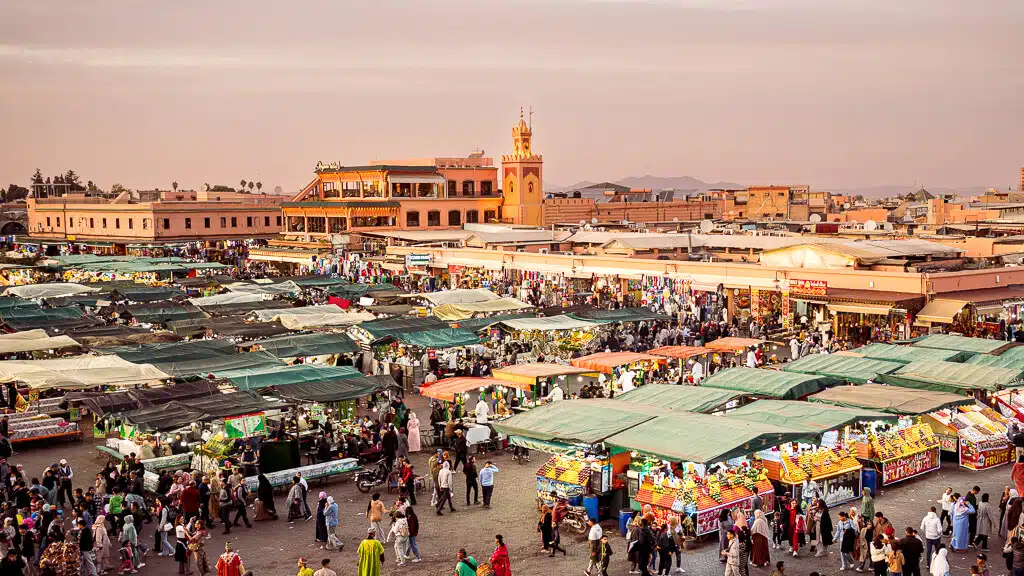 Wir stellen die Highlights von Marrakesch vor, die Ihren Urlaub unvergesslich machen: Riads, Paläste und die Souks in der Medina.