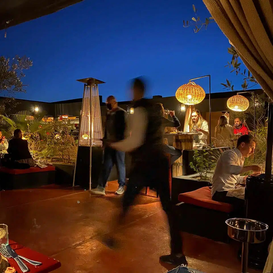 Les meilleurs restaurants et les plus populaires de la médina de Marrakech : ambiance de soirée sur la terrasse des Epices.