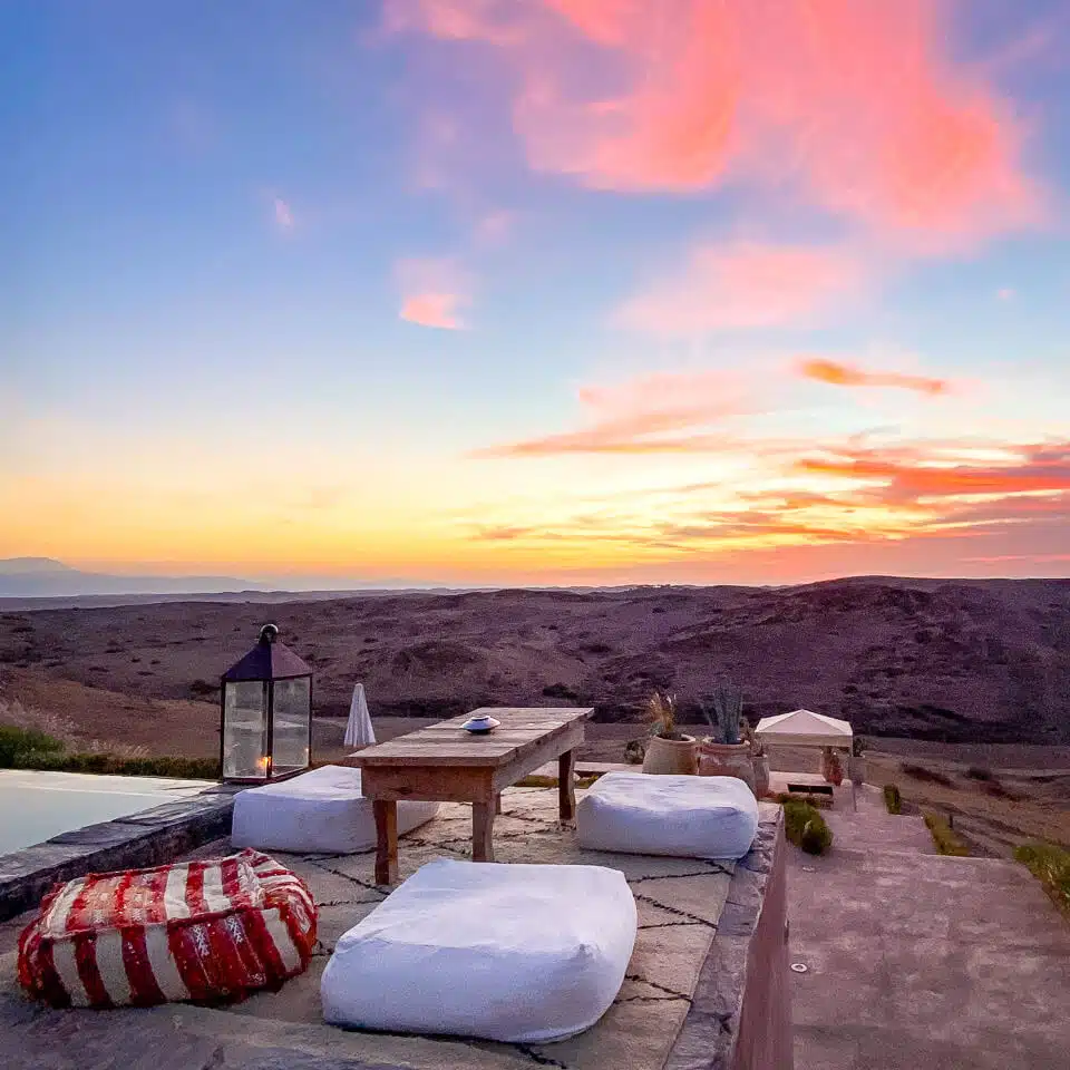 Die schönsten Tagesausflüge von Marrakesch: Sunset-Dinner in der Agafay-Wüste.