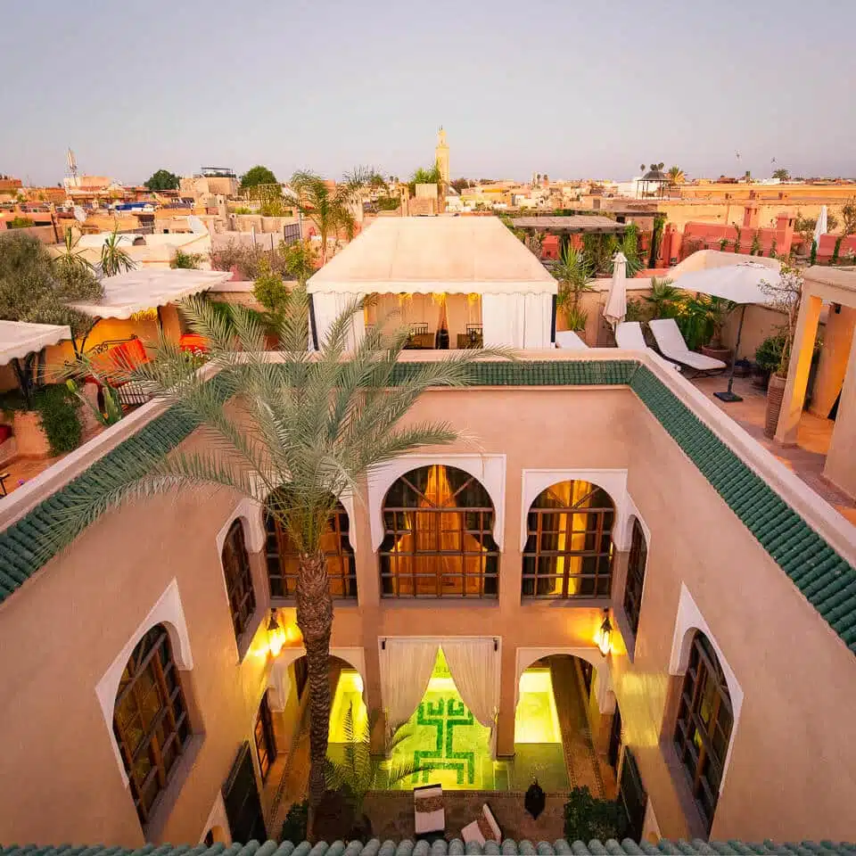 Riad Selouane Marrakesch: Blick in den Innenhof und über die Dächer zur Ben-Youssef-Moschee